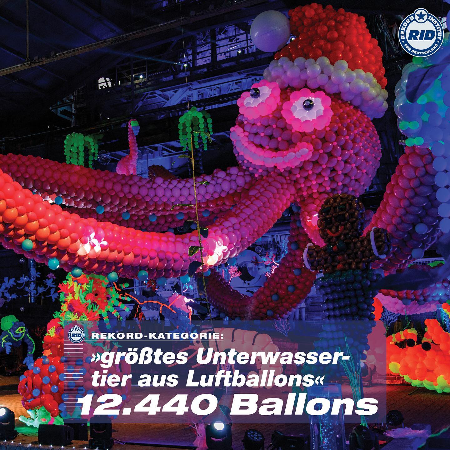 Mit 12.440 verbauten Luftballons knackte @schauinslandreisen den Weltrekord für das »größte Unterwassertier aus Luftballons«. Andreas Rüttgers, Touristikleiter bei schauinsland-reisen und Bauherr der Skulptur, nahm stolz die Rekordurkunde entgegen. RID-Rekordrichter @olafkuchenbecker reiste eigens aus Hamburg an und zertifizierte die bunte Bestleistung noch an Ort und Stelle. 
Auf unserer Webseite könnt Ihr weitere tierische Weltrekorde finden. Klickt hierfür auf den Link in unserer Bio. Das RID wünscht allen Rekordfans ein tolles Wochenende! 
#rekordinstitutfürdeutschland #rekordinstitfuerdeutschland #buchderweltrekorde #RID #olafkuchenbecker #kuchenbecker #ridrekordrichter #weltrekord #rekord #bestleistung #hamburg #ridrekordurkunde #rekordurkunde #ridweltrekord #krake #krakentier #luftballons #luftballons🎈 #oktopus #octopus #kids #art #schauinslandreisen #schauinsland #bunt #augen #eyes #balloon #balloonart #balloonstylist